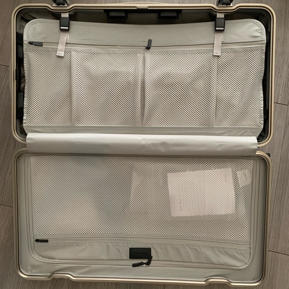 New Hybrid suitcase-trunk w/ telescopic handle, TSA locks & smooth wheels. - Picture 10 of 15